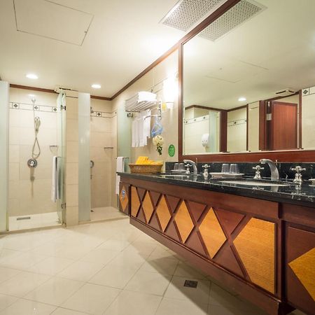 Formosan Naruwan Hotel Taitung Bagian luar foto A bathroom in a hotel