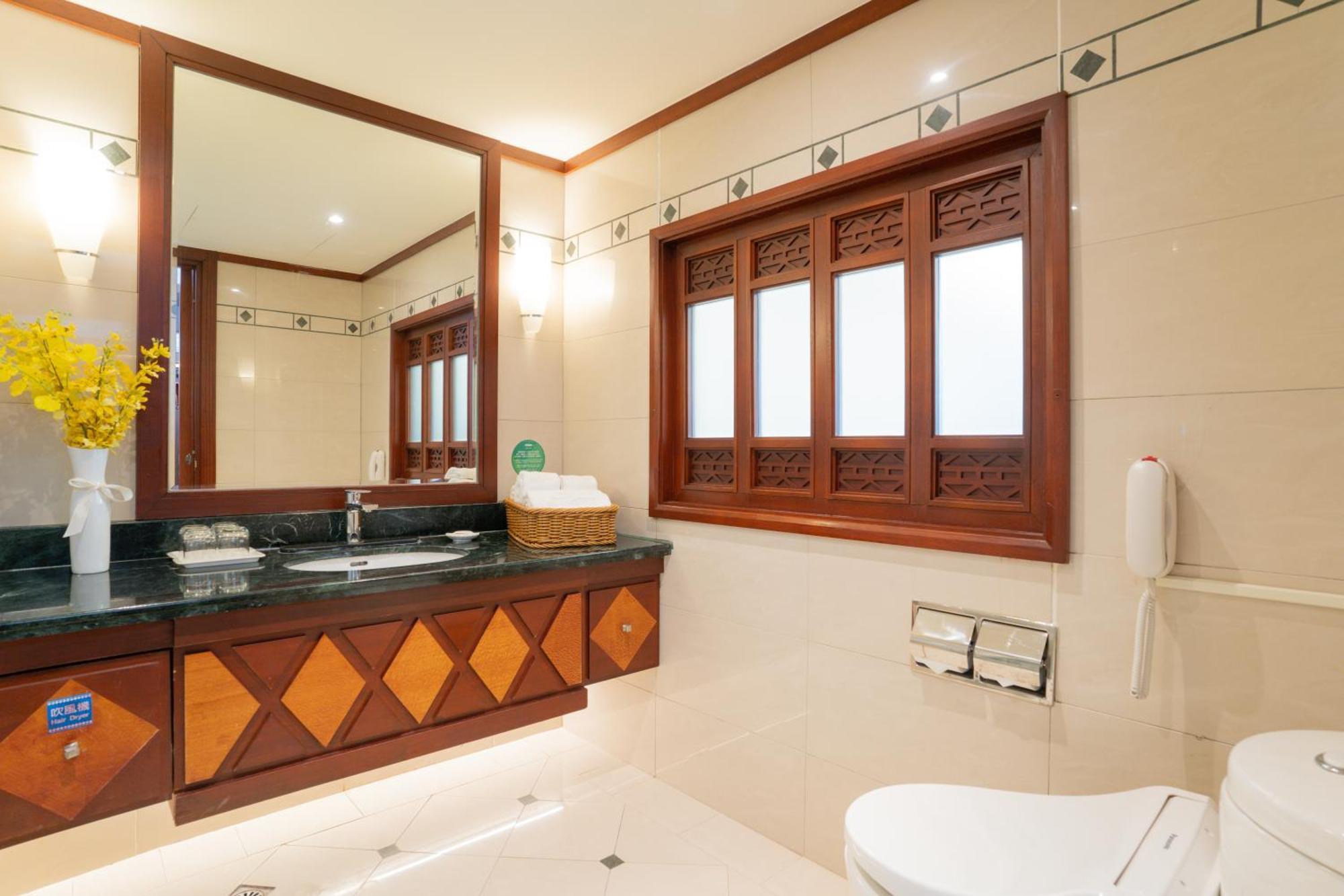 Formosan Naruwan Hotel Taitung Bagian luar foto A bathroom in a hotel