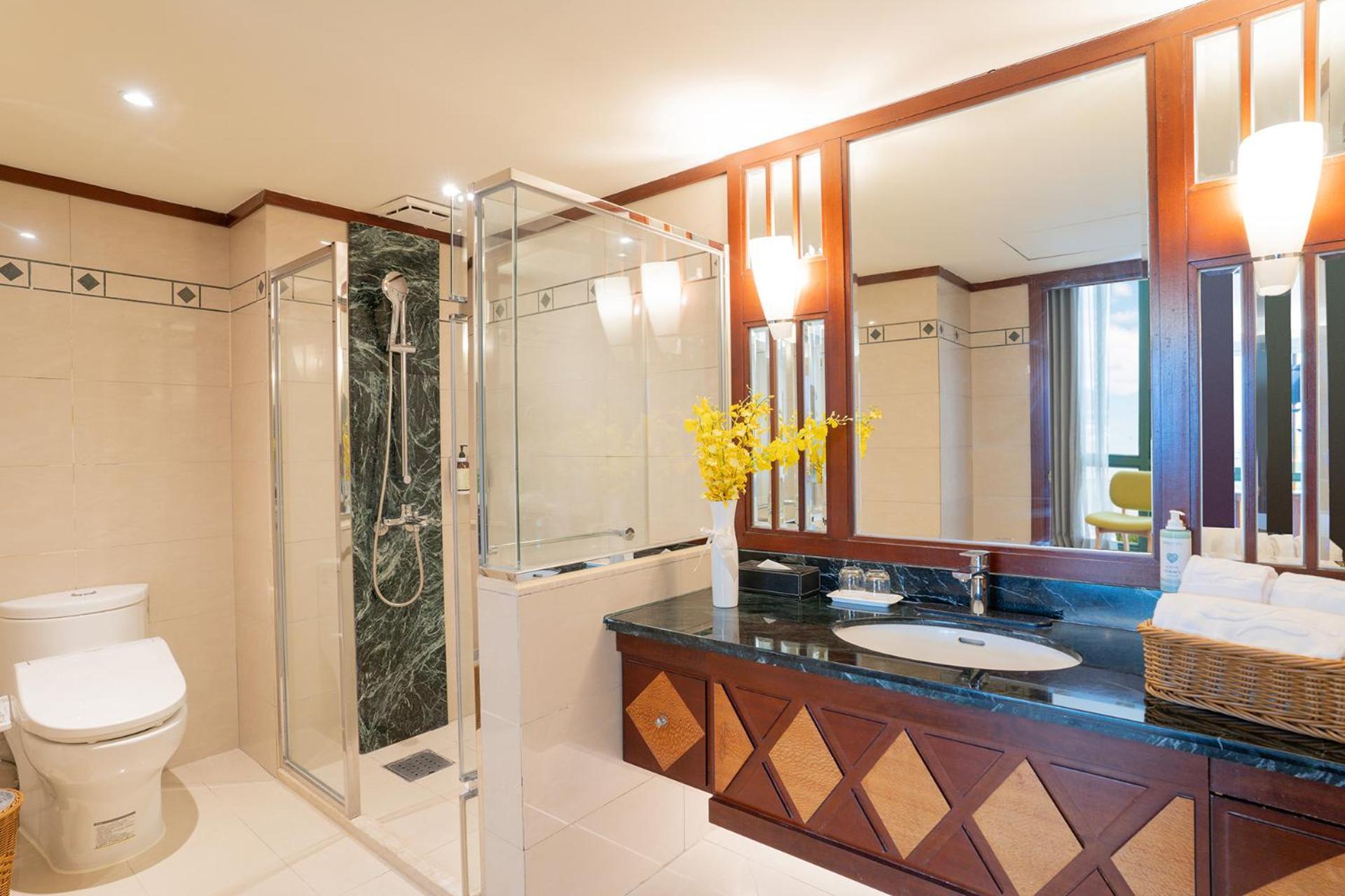 Formosan Naruwan Hotel Taitung Bagian luar foto A bathroom in a hotel