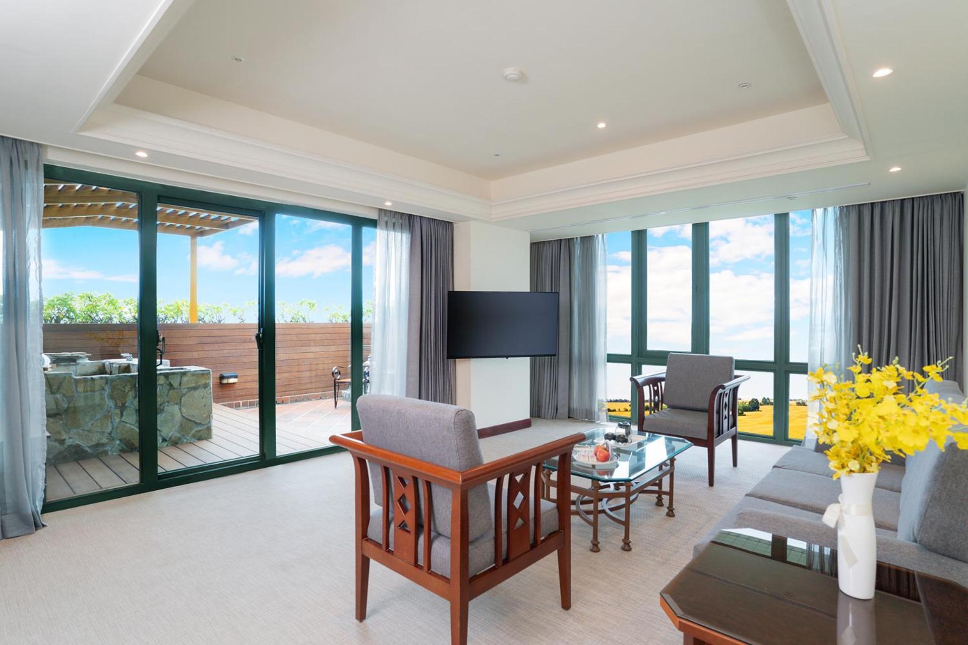 Formosan Naruwan Hotel Taitung Bagian luar foto A living room in a suite at the hotel