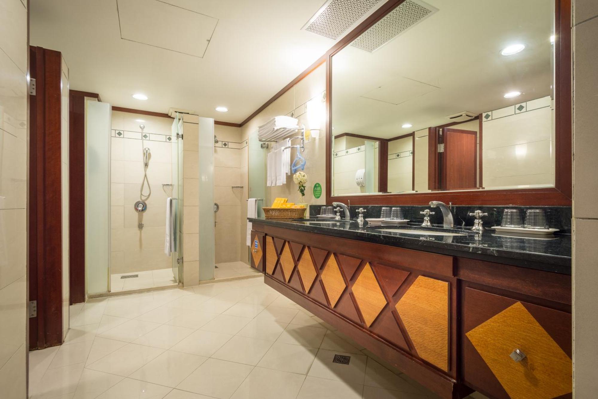 Formosan Naruwan Hotel Taitung Bagian luar foto A bathroom in a hotel