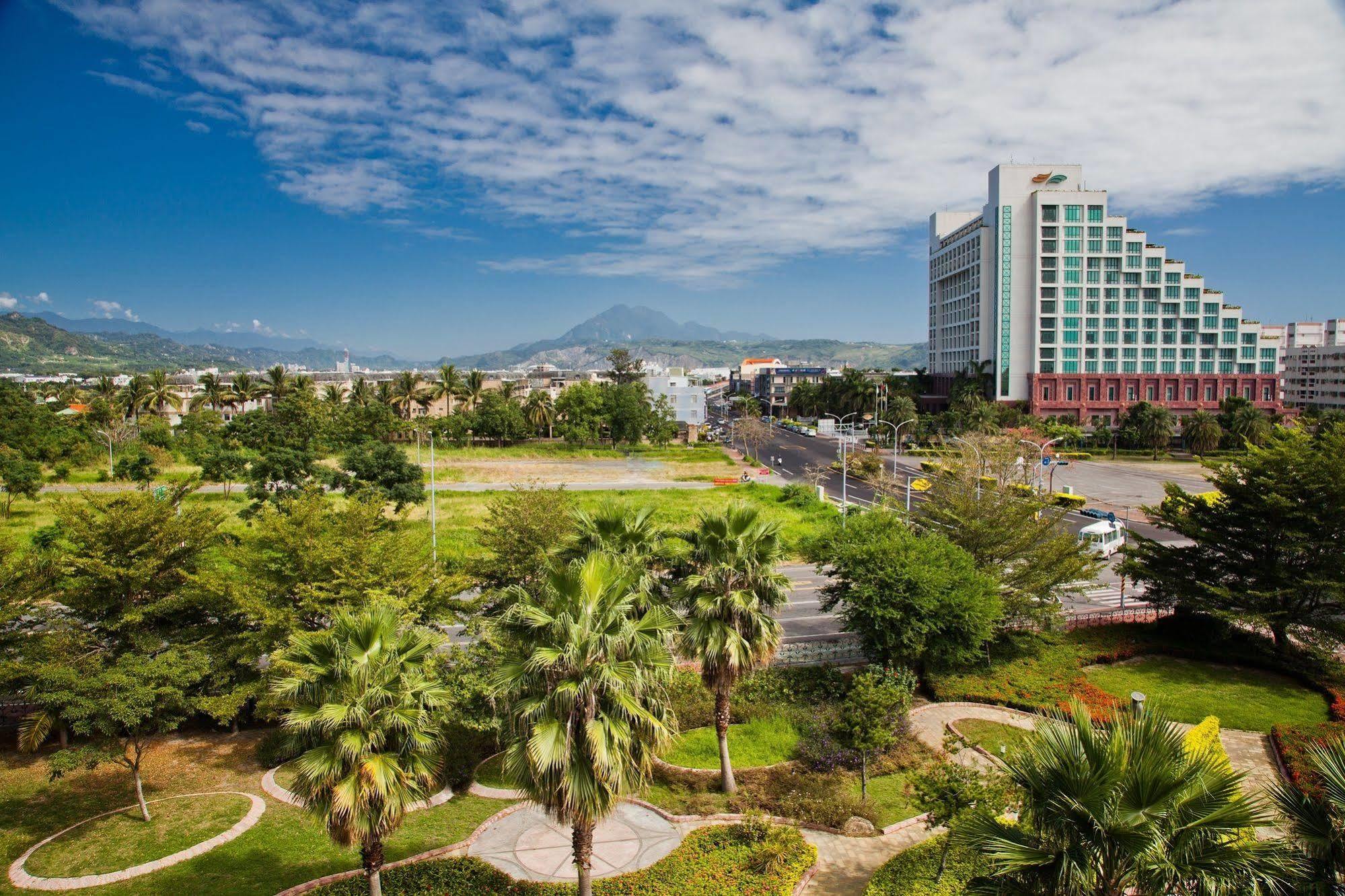 Formosan Naruwan Hotel Taitung Bagian luar foto View of the hotel from the nearby park