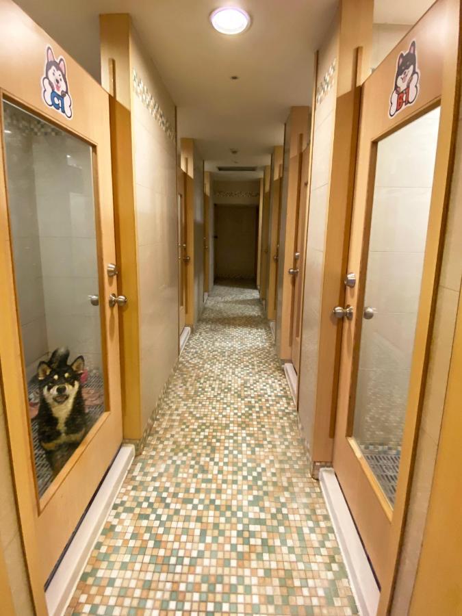Formosan Naruwan Hotel Taitung Bagian luar foto A corridor in a capsule hotel