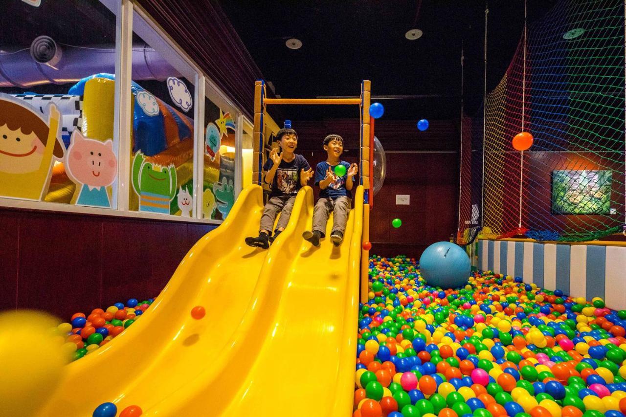 Formosan Naruwan Hotel Taitung Bagian luar foto Children playing in a ball pit