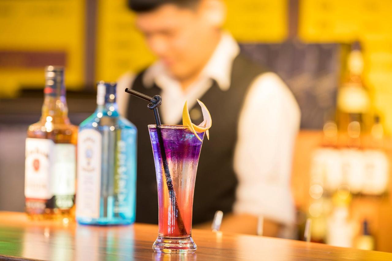 Formosan Naruwan Hotel Taitung Bagian luar foto A bartender at work