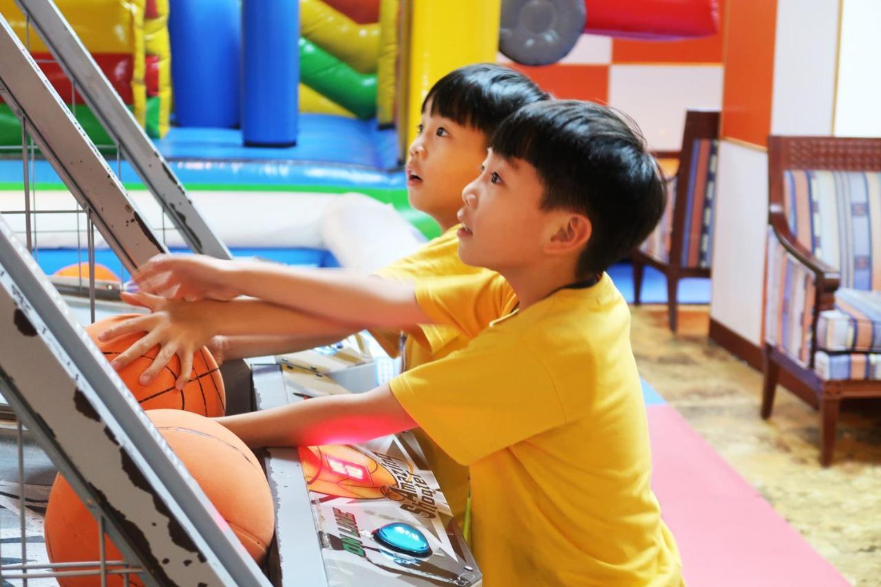 Formosan Naruwan Hotel Taitung Bagian luar foto Children playing a basketball arcade game